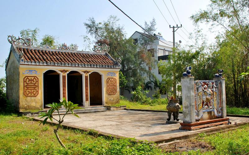 Nội thất trang nghiêm bên trong Miếu Bà Ngũ Hành Sơn, thể hiện không gian thờ cúng tín ngưỡng thờ Mẫu và Ngũ Hành
